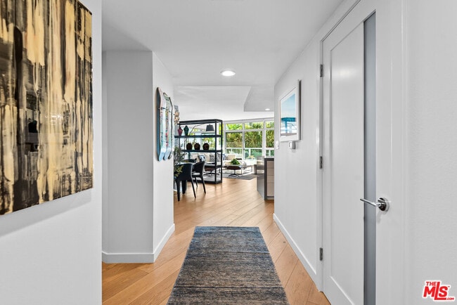 13700 Marina Pointe Dr in Los Angeles, CA - Building Photo - Building Photo