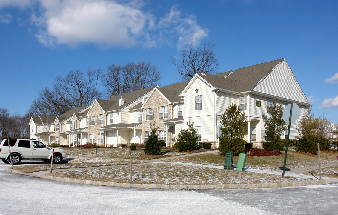 1-16 Kipling Ln in Hightstown, NJ - Foto de edificio