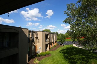 Chesterfield Place Apartments in Chesterfield, MO - Building Photo - Building Photo