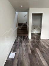 323 Emerald Rd, Unit C in Granger, WA - Building Photo - Building Photo