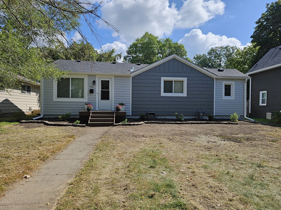 808 5th Ave SE in St. Cloud, MN - Building Photo