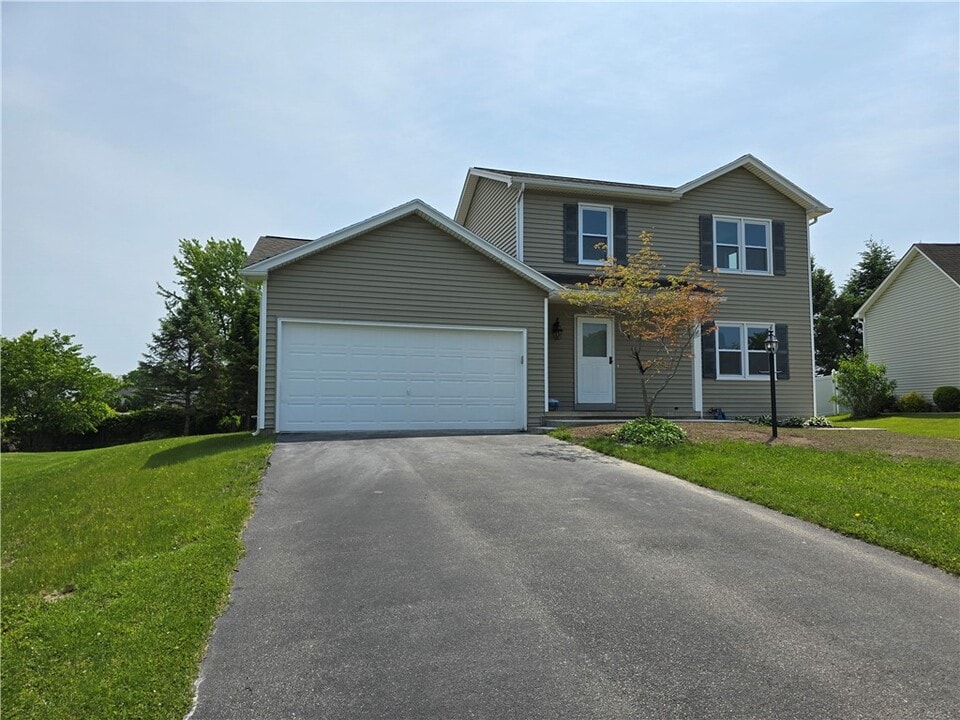 51 Grangerford Heights in West Henrietta, NY - Building Photo