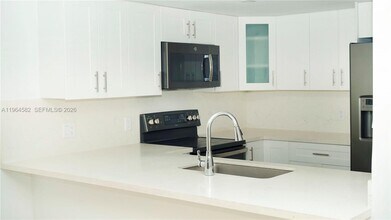 7041 SW 42nd Pl in Davie, FL - Building Photo - Building Photo