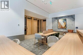 395 Square One Dr in Mississauga, ON - Building Photo - Building Photo