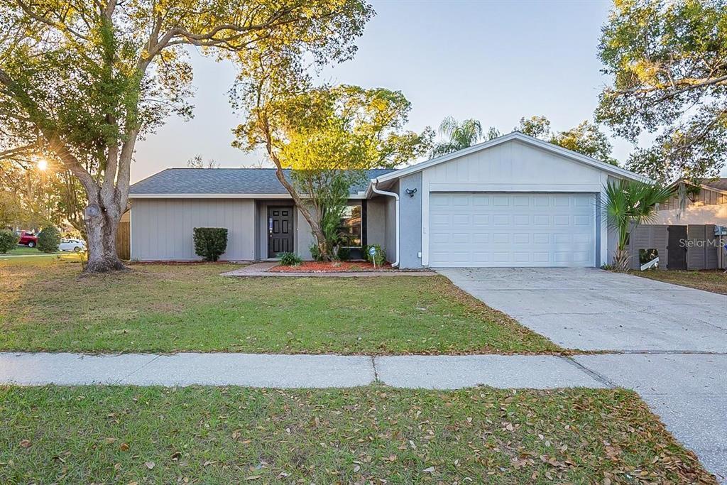 653 Bryan Terrace Dr in Brandon, FL - Building Photo