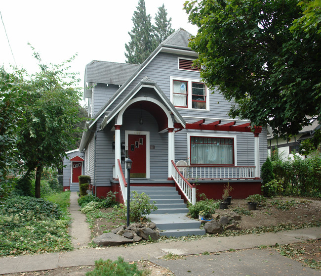 1582 Court St NE in Salem, OR - Foto de edificio - Building Photo