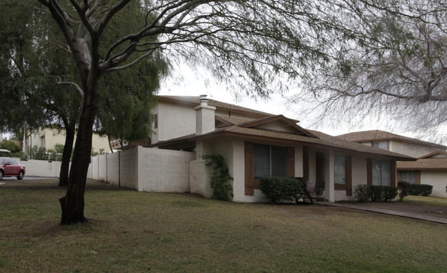 3352 W Harmont in Phoenix, AZ - Foto de edificio - Building Photo