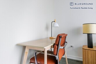 460 W Chicago Ave in Chicago, IL - Building Photo - Building Photo