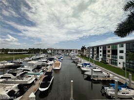 801 River Point Dr in Naples, FL - Building Photo