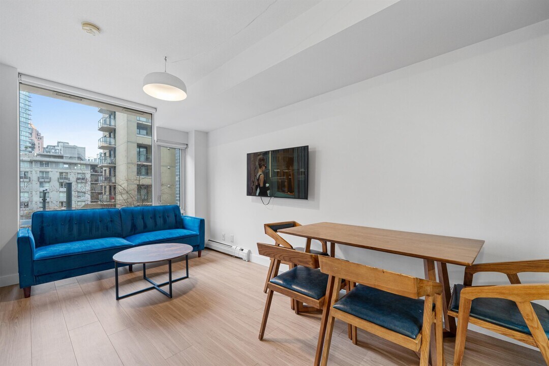 1283 Howe St in Vancouver, BC - Building Photo