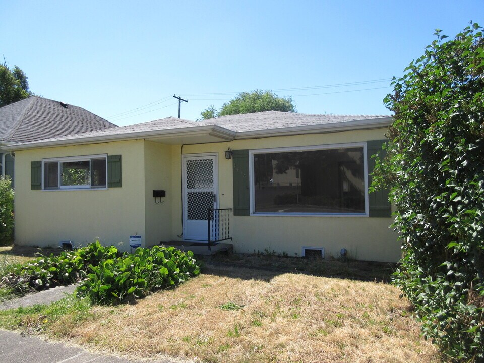 1456 SE Pine St in Roseburg, OR - Foto de edificio