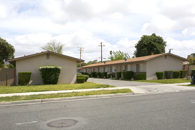 238-246 Mayflower St in Hemet, CA - Building Photo - Building Photo