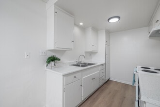 PARKVIEW (Tropic Isle) in Torrance, CA - Building Photo - Interior Photo