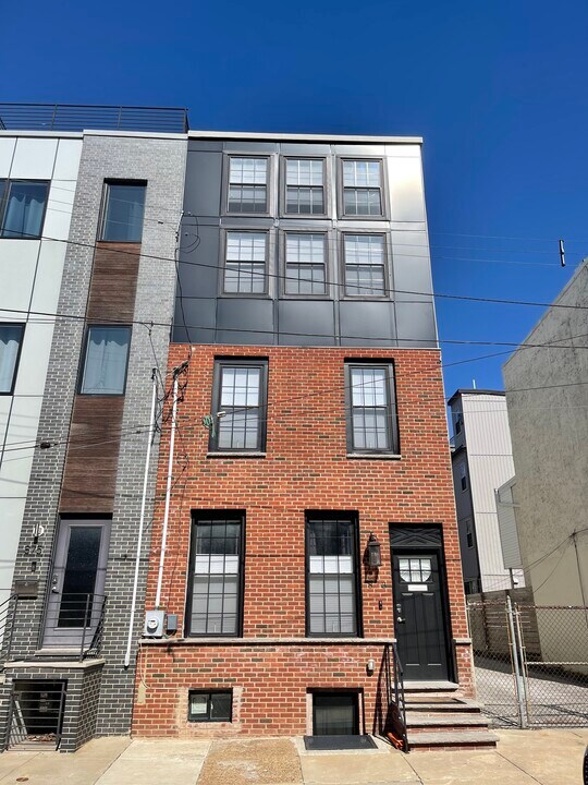 873 Perkiomen St in Philadelphia, PA - Building Photo