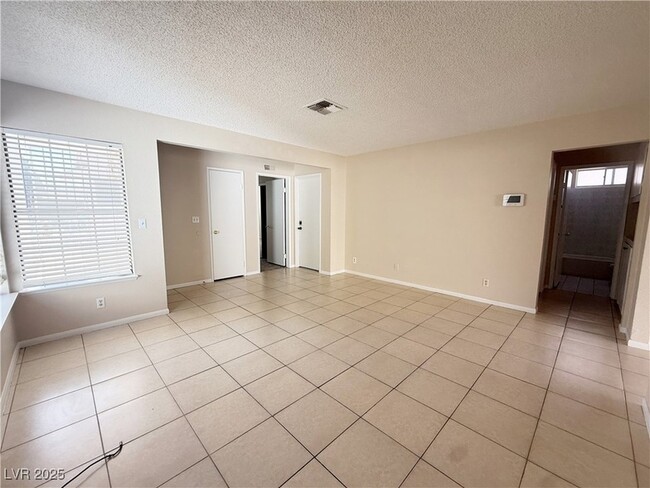 6568 Gazelle Dr, Unit 4 in Las Vegas, NV - Building Photo - Building Photo