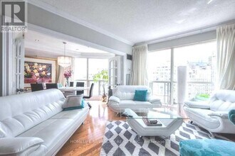 2261-2261 Lake Shore Blvd W in Toronto, ON - Building Photo - Building Photo