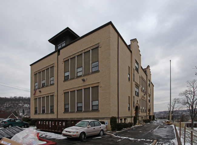 Glassport Garden Apartments in Glassport, PA - Foto de edificio - Building Photo