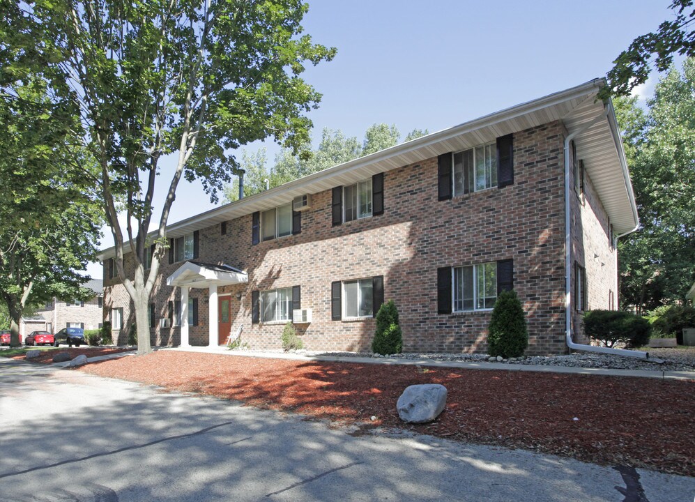 University Manor in Waukesha, WI - Foto de edificio