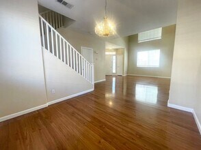 7576 Edgerton Dr in Las Vegas, NV - Foto de edificio - Building Photo