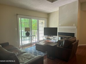 22 Sun Beau Ct in Tinton Falls, NJ - Foto de edificio - Building Photo