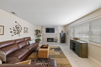 4866 Park Dr in Carlsbad, CA - Foto de edificio - Building Photo