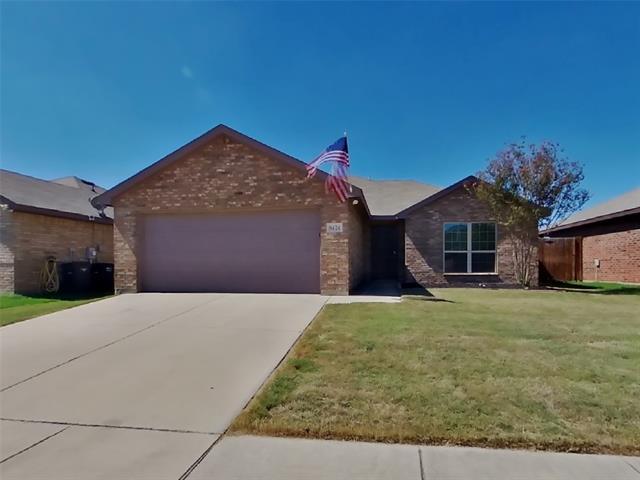 8424 Weeping Cherry Ln in Fort Worth, TX - Building Photo