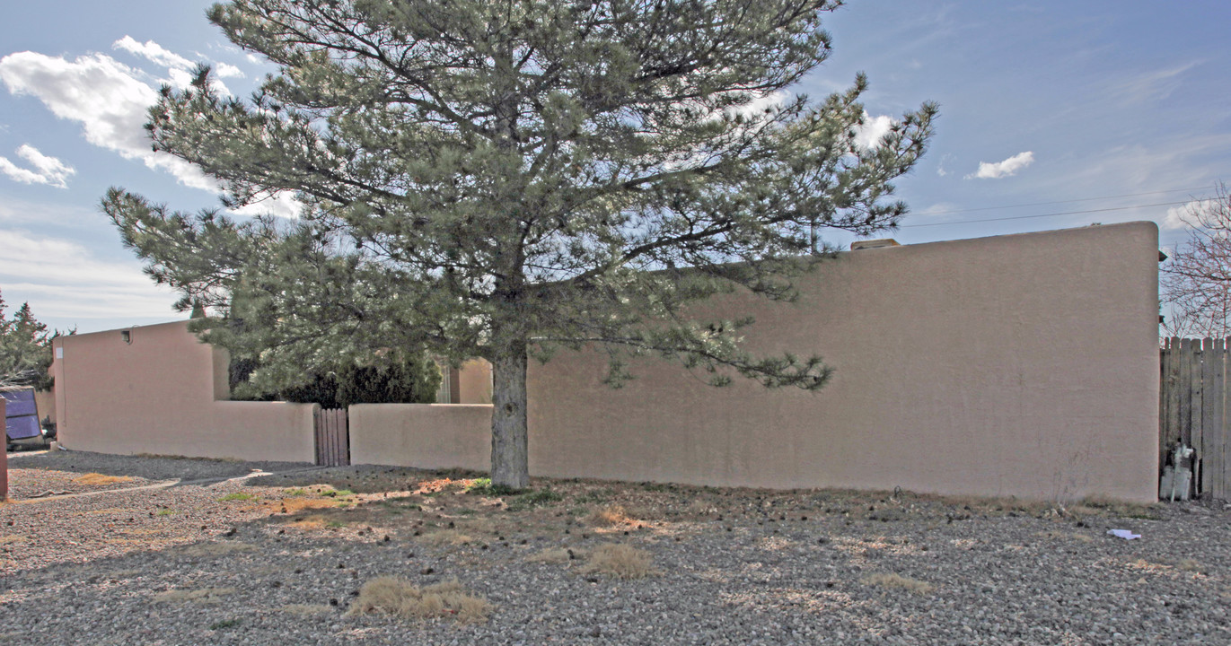 825 Louisiana Blvd SE in Albuquerque, NM - Building Photo