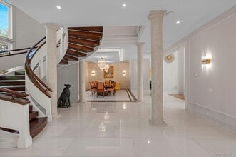 55 Coves Run in Syosset, NY - Building Photo - Building Photo