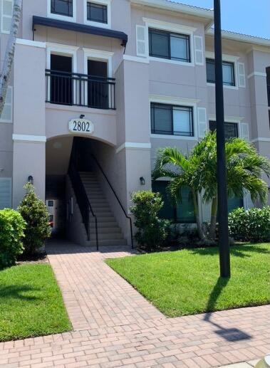 2802 Sarento Pl-Unit -303 in Palm Beach Gardens, FL - Foto de edificio