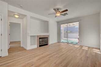 10321 Bentley Oaks Ave in Las Vegas, NV - Foto de edificio - Building Photo