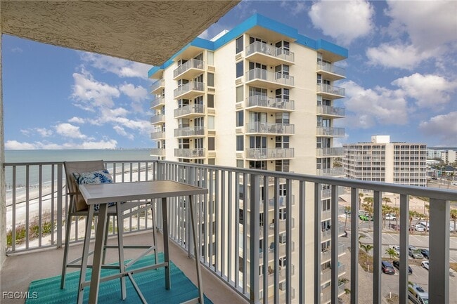 7330 Estero Blvd in Fort Myers Beach, FL - Foto de edificio - Building Photo