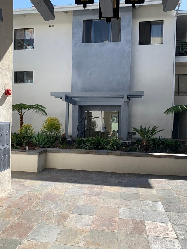 1909 Pelham Ave, Unit 104 in Los Angeles, CA - Foto de edificio - Building Photo