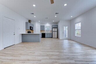 8203 Woodlyn Rd in Houston, TX - Building Photo - Building Photo