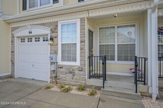 94 Brookfield Dr in Jackson Township, NJ - Foto de edificio - Building Photo