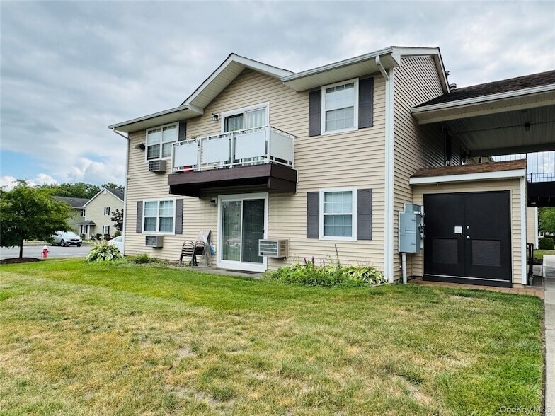 100 Hillside Dr, Unit D6 in Scotchtown, NY - Building Photo