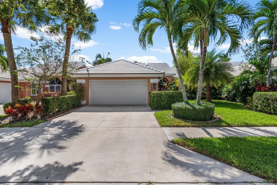 2345 Saratoga Bay Dr in West Palm Beach, FL - Foto de edificio