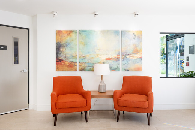 Kingsley Diplomat Apartments in Los Angeles, CA - Building Photo - Interior Photo