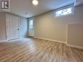 58 Moore Pl in Barrie, ON - Building Photo - Building Photo