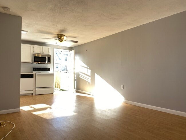 325 Washington St, Unit B in West Warwick, RI - Building Photo - Building Photo
