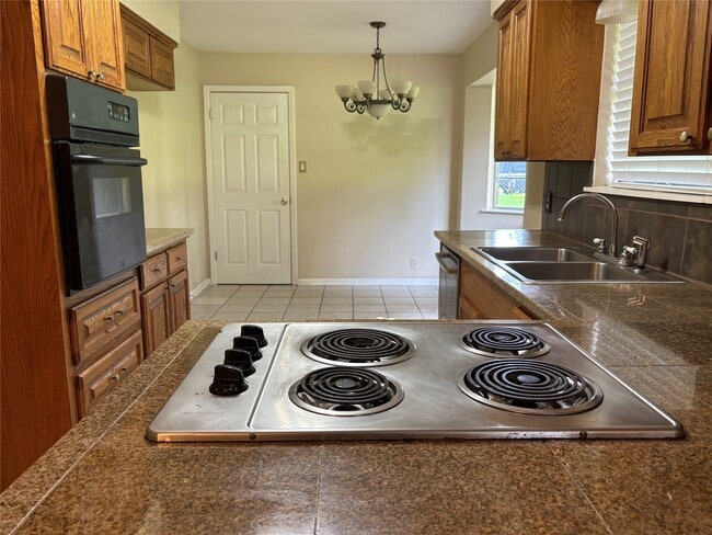 609 Sycamore St in Lake Jackson, TX - Building Photo - Building Photo
