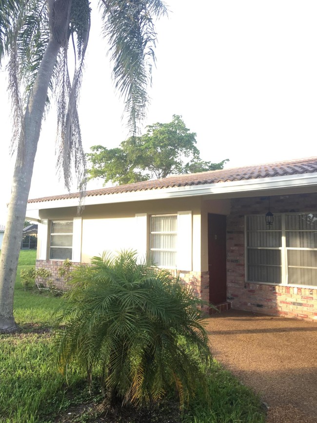 10001 NW 36th St-Unit -B in Coral Springs, FL - Foto de edificio - Building Photo