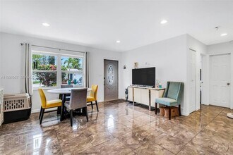 7211 NW 76th St in Tamarac, FL - Building Photo - Building Photo