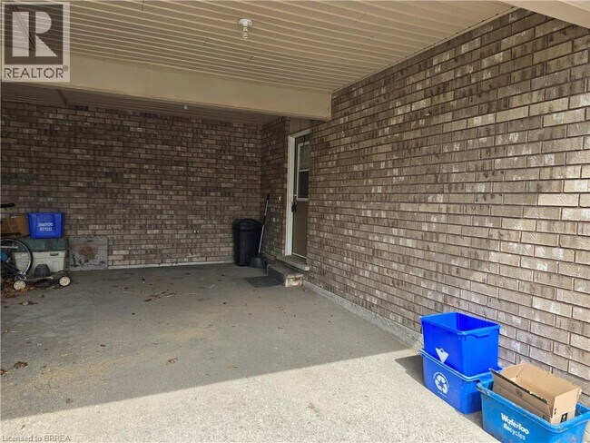 25 Griffiths Dr in Brant, ON - Building Photo - Building Photo