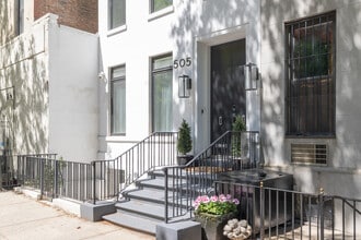 505 E 84th St in New York, NY - Foto de edificio - Building Photo
