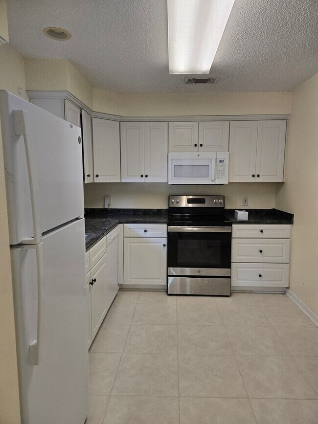 452 Lemans Dr in Bloomingdale, GA - Building Photo - Building Photo
