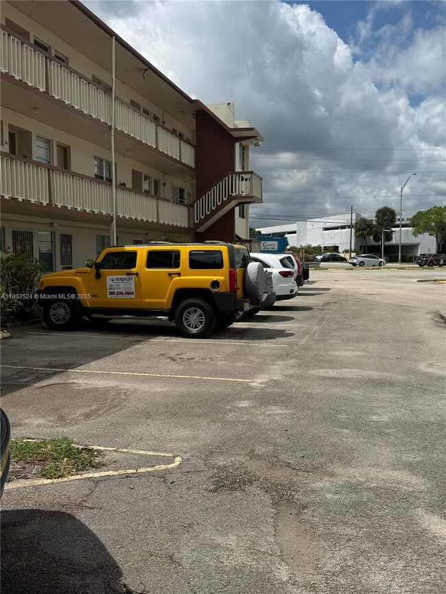 1481 NE Miami Gardens Dr in Miami, FL - Building Photo - Building Photo