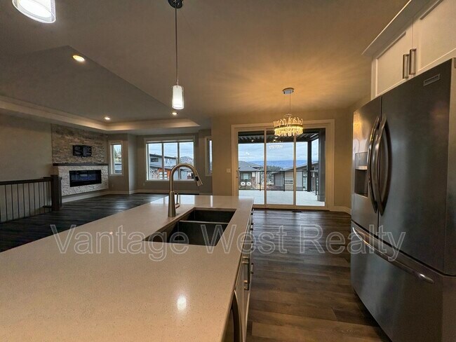 2580 Crown Crest Dr in West Kelowna, BC - Building Photo - Building Photo