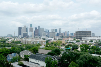 230 West Alabama Apartments in Houston, TX - Building Photo - Building Photo