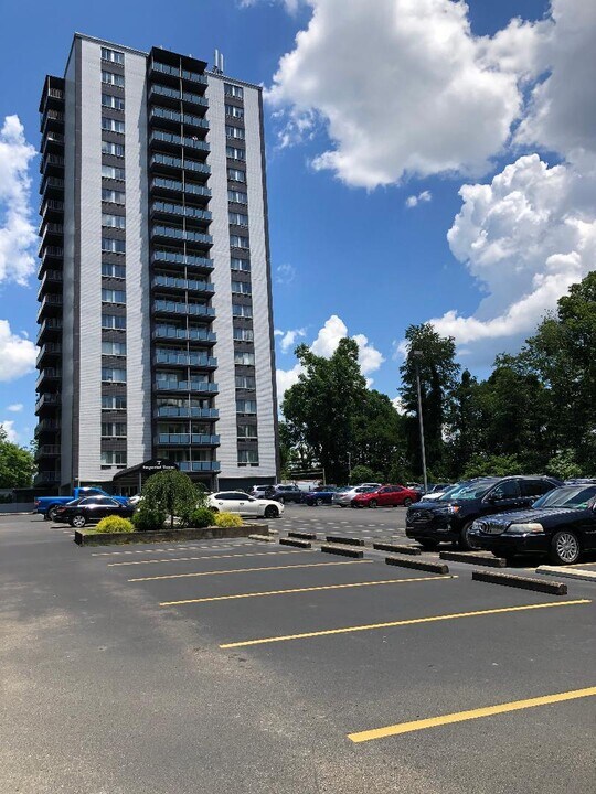 1800 Roundhill Rd, Unit 1205 in Charleston, WV - Building Photo