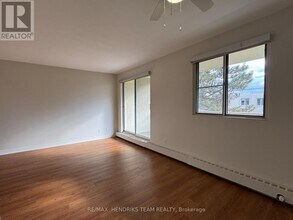 5611 Valley Wy in Niagara Falls, ON - Building Photo - Building Photo